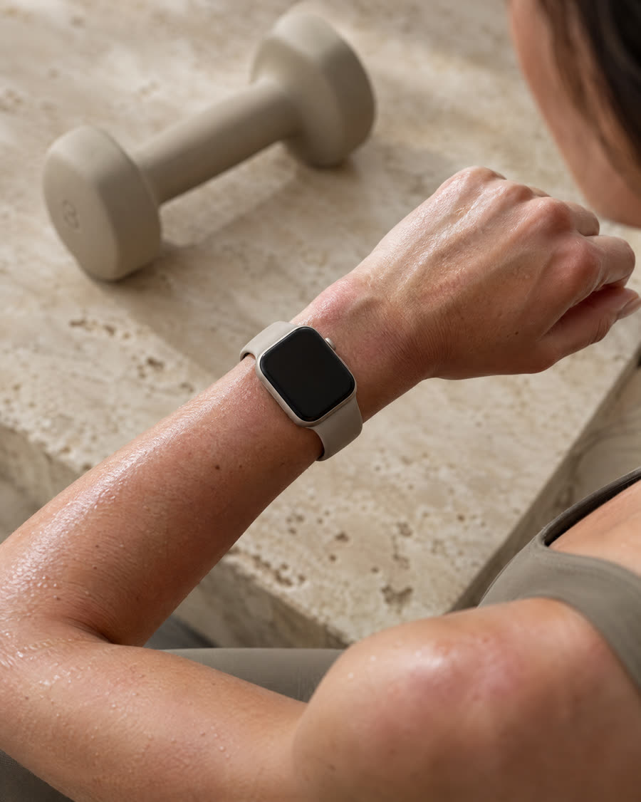 Una donna controlla lo smartwatch dopo l’allenamento